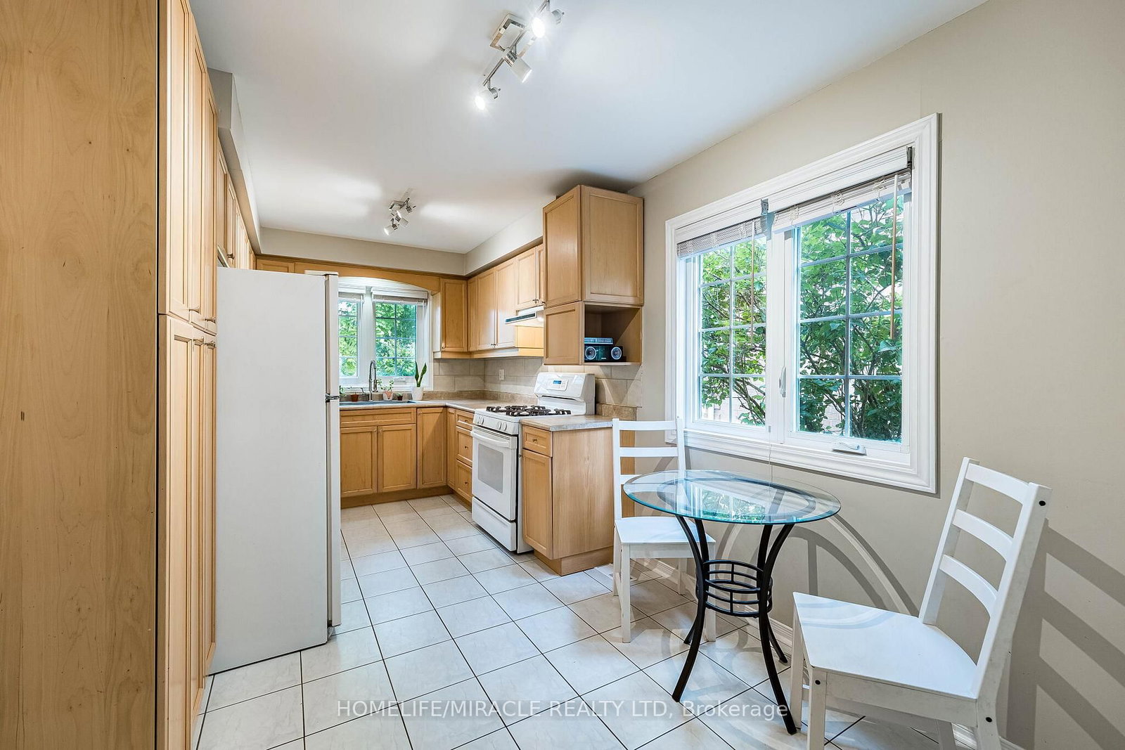 2447 New Wood Drive • Oakville, ON photo 12