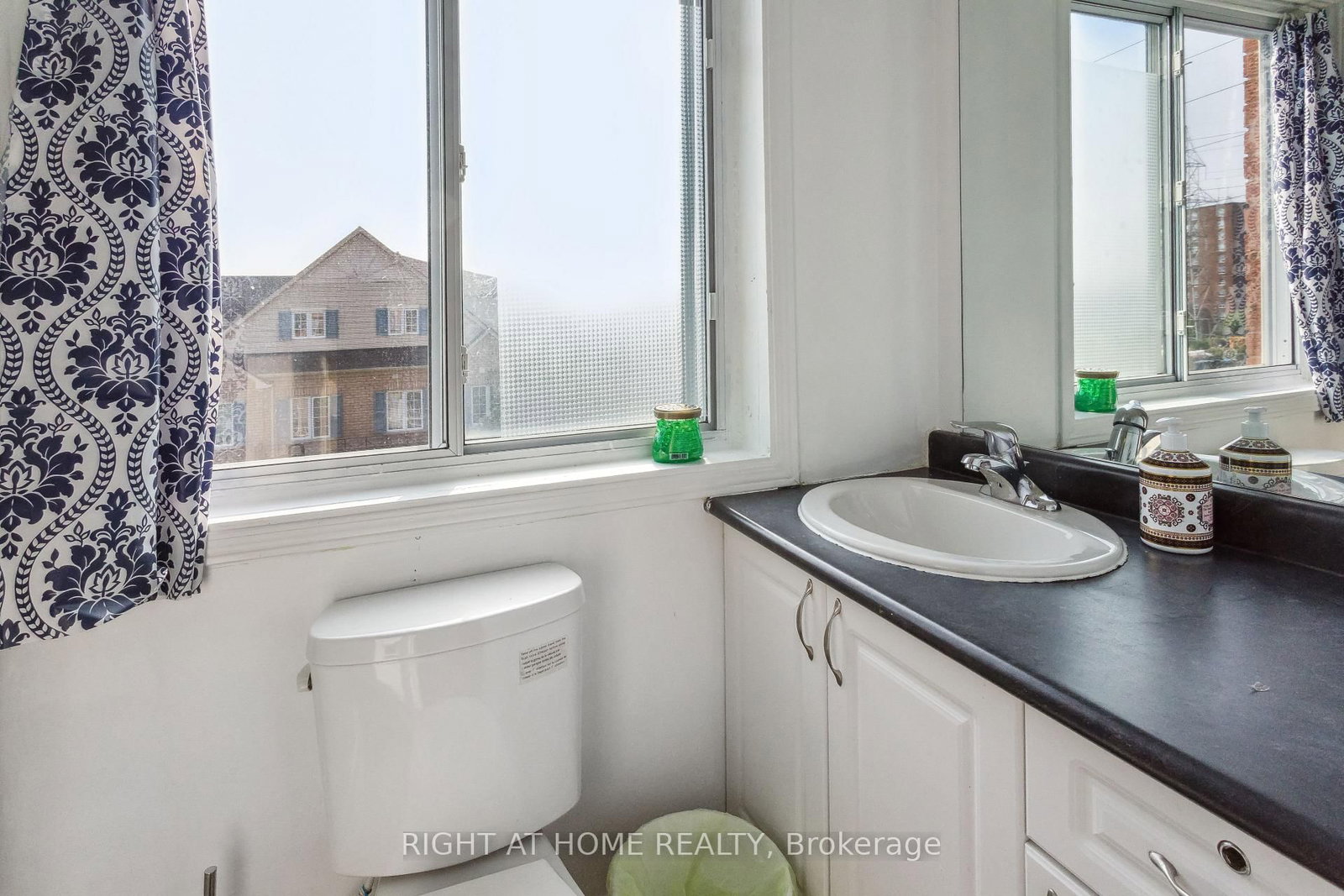 3 Herzberg Gardens • Toronto, ON photo 21