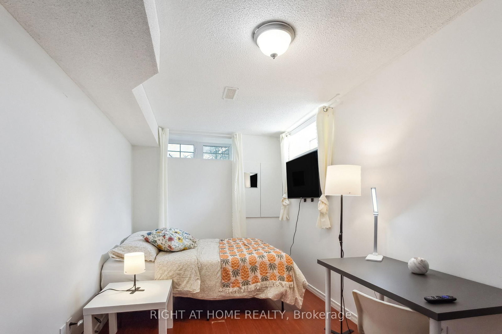 3 Herzberg Gardens • Toronto, ON photo 28