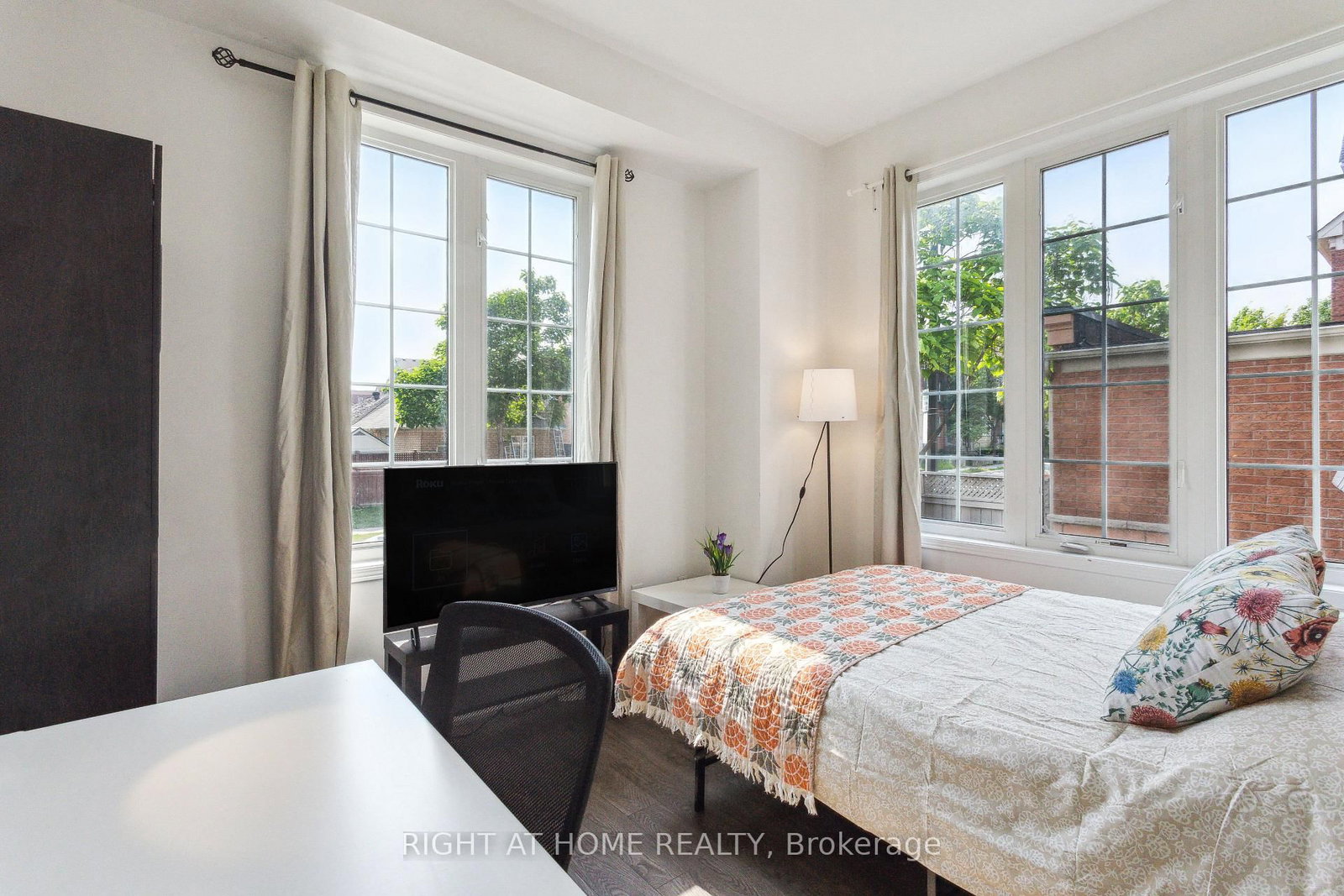3 Herzberg Gardens • Toronto, ON photo 8
