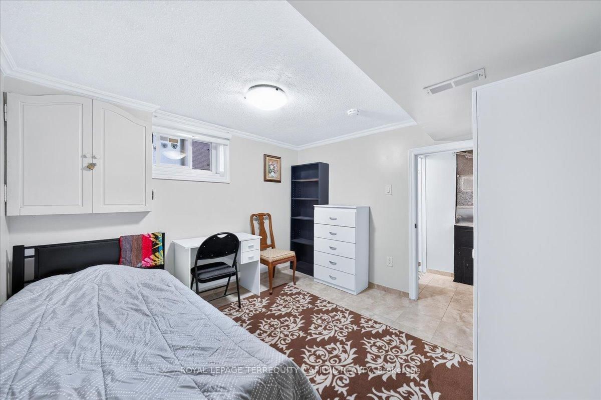 175 Clearbrooke Circle • Toronto, ON photo 39