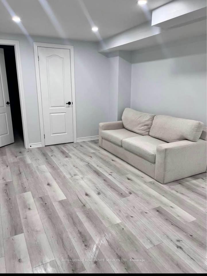 171 River Glen Boulevard, Unit lower