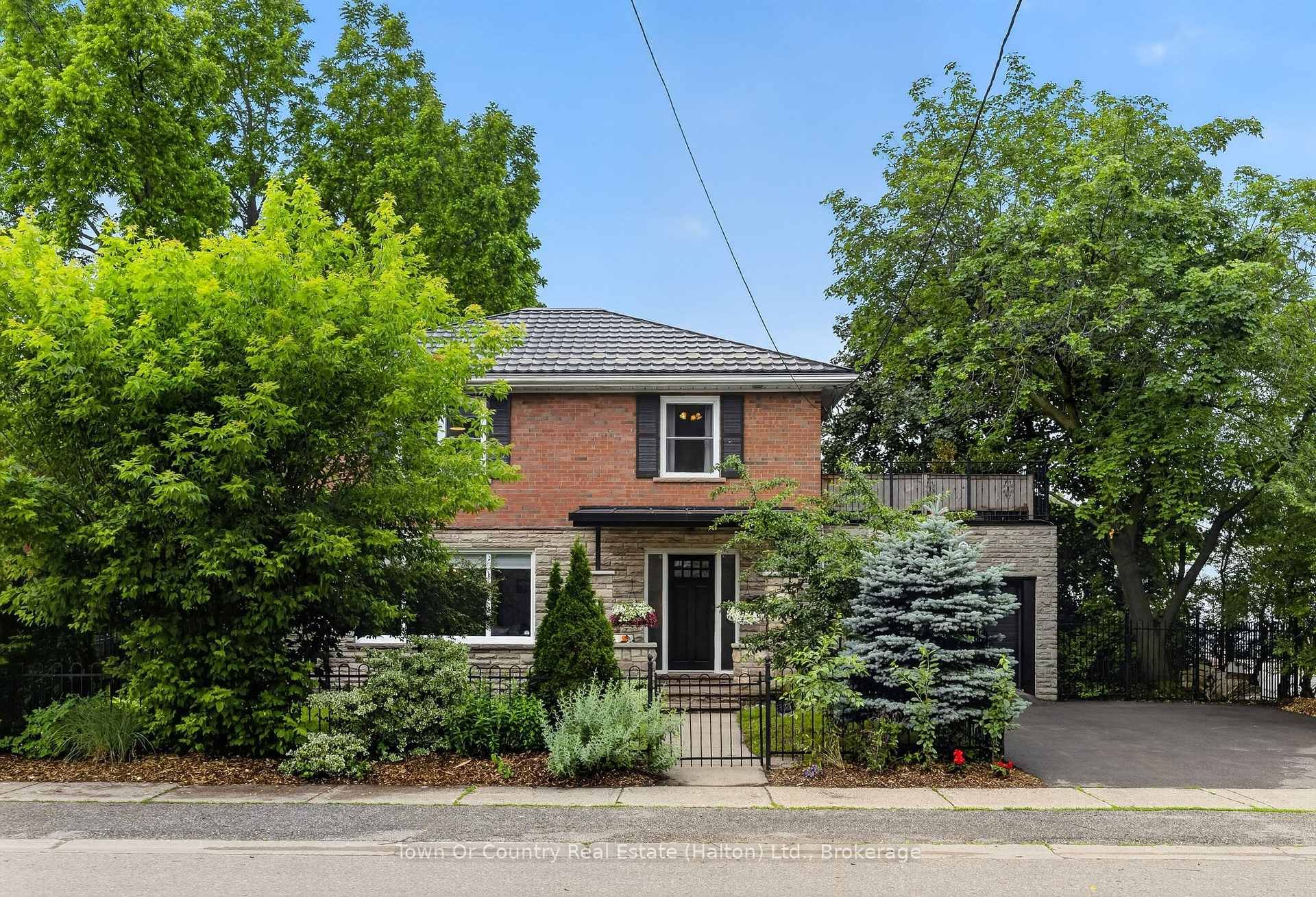 36 Willow Street N