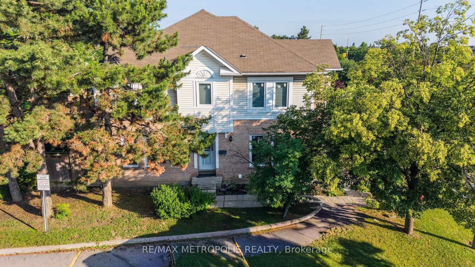 63 Wickstead Court • Brampton, ON photo 4