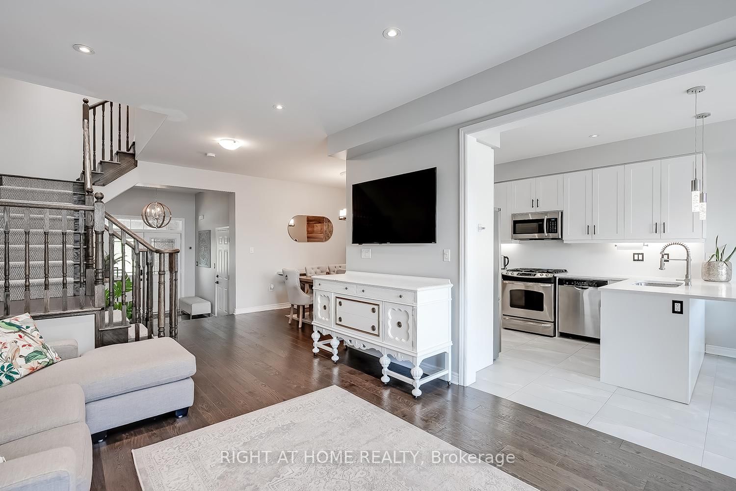 2033 Trawden Way • Oakville, ON photo 11