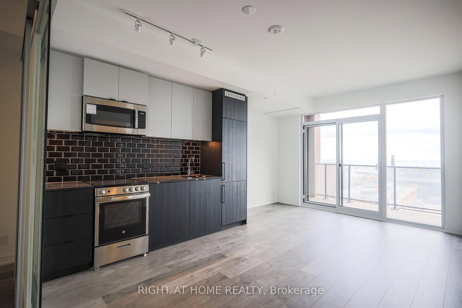 285 Dufferin Street • #917 • Toronto, ON photo 8