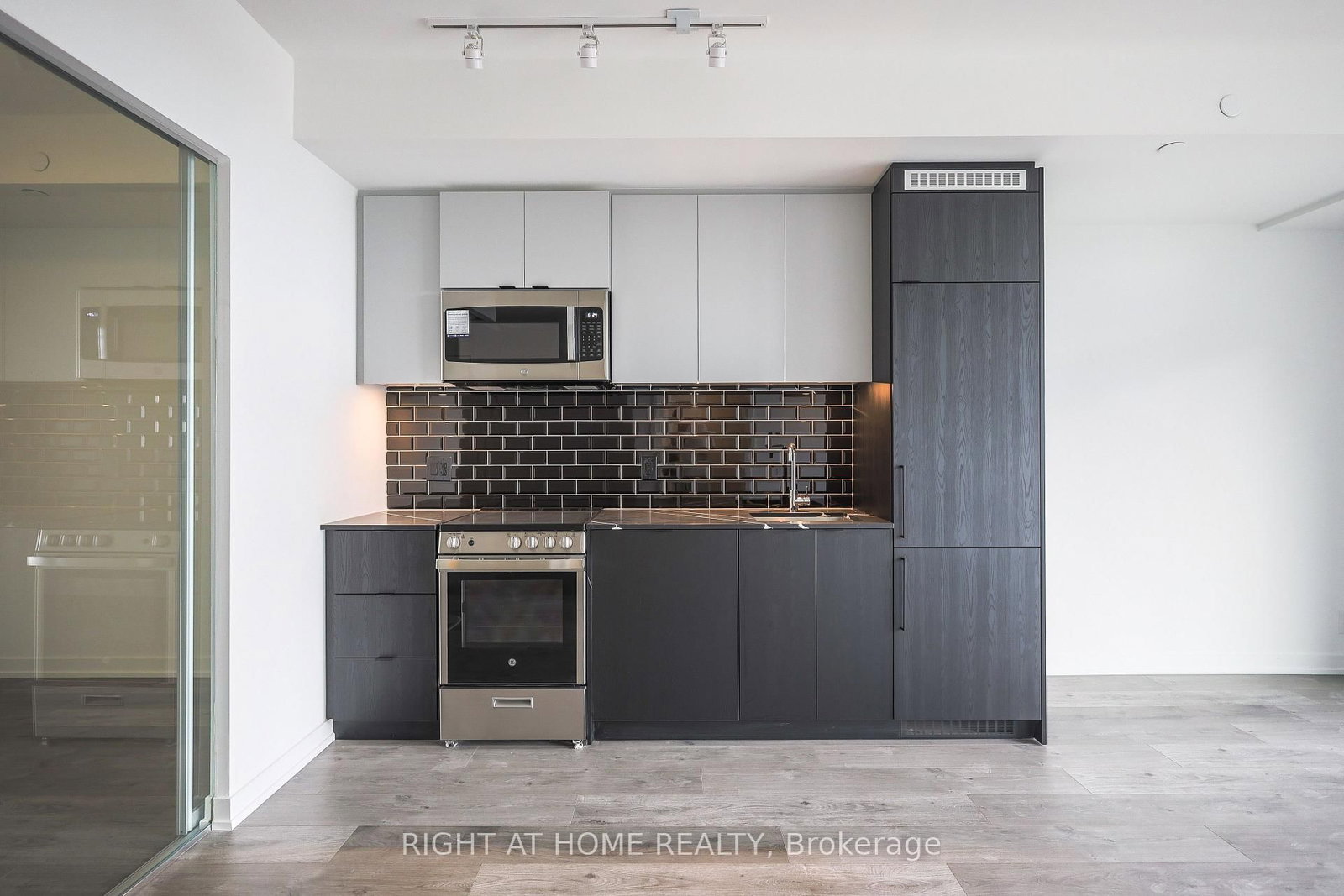 285 Dufferin Street • #917 • Toronto, ON photo 9