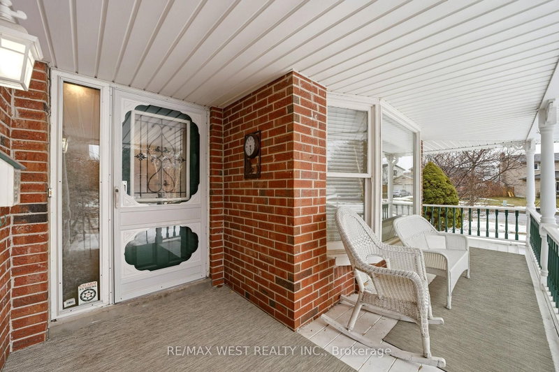 690 Robertson Crescent