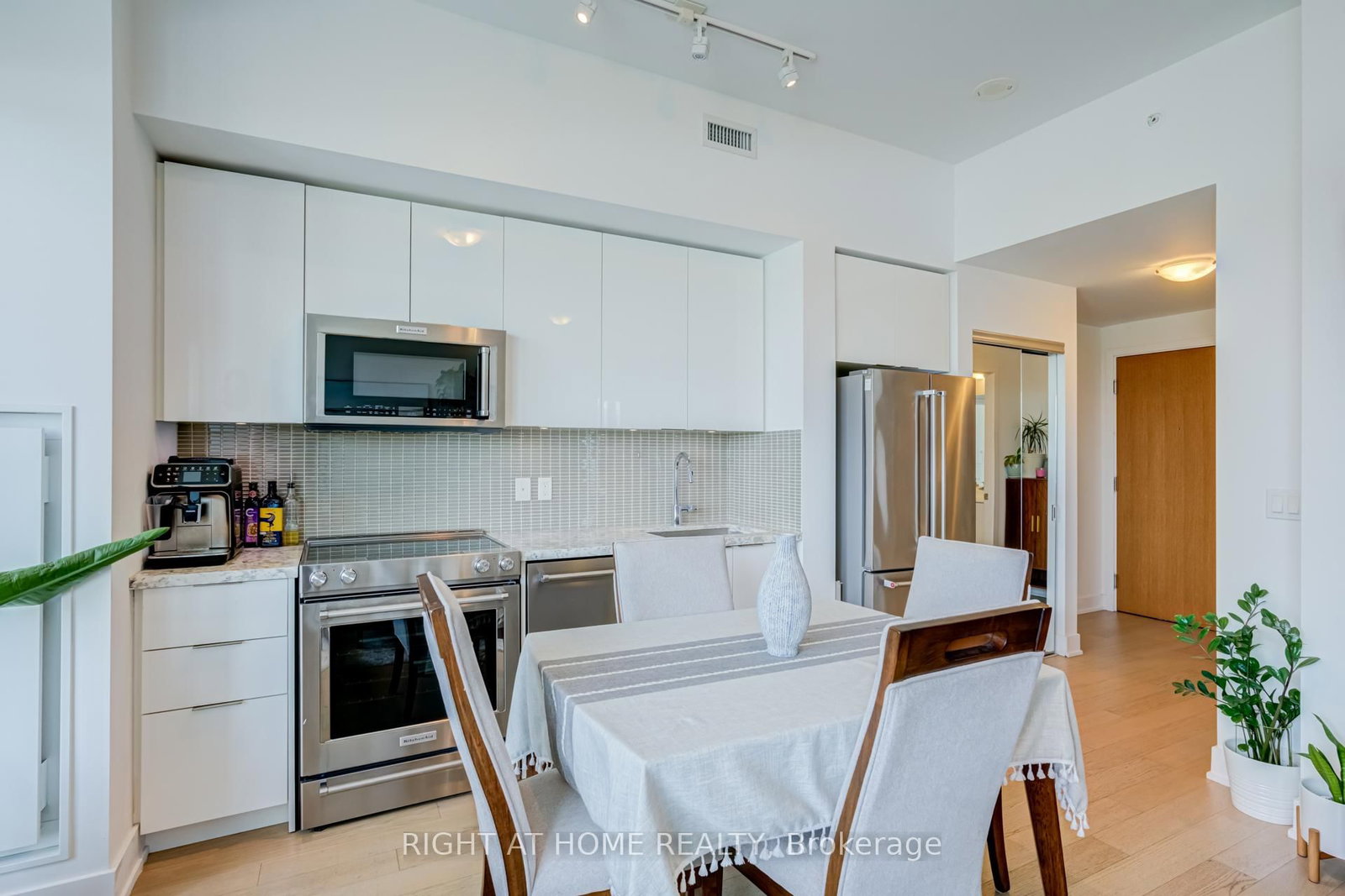 30 Shore Breeze Drive • #1413 • Toronto, ON photo 18