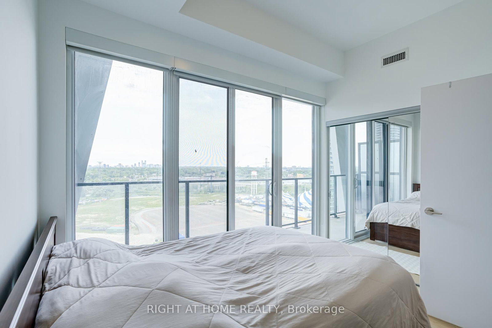 30 Shore Breeze Drive • #1413 • Toronto, ON photo 26