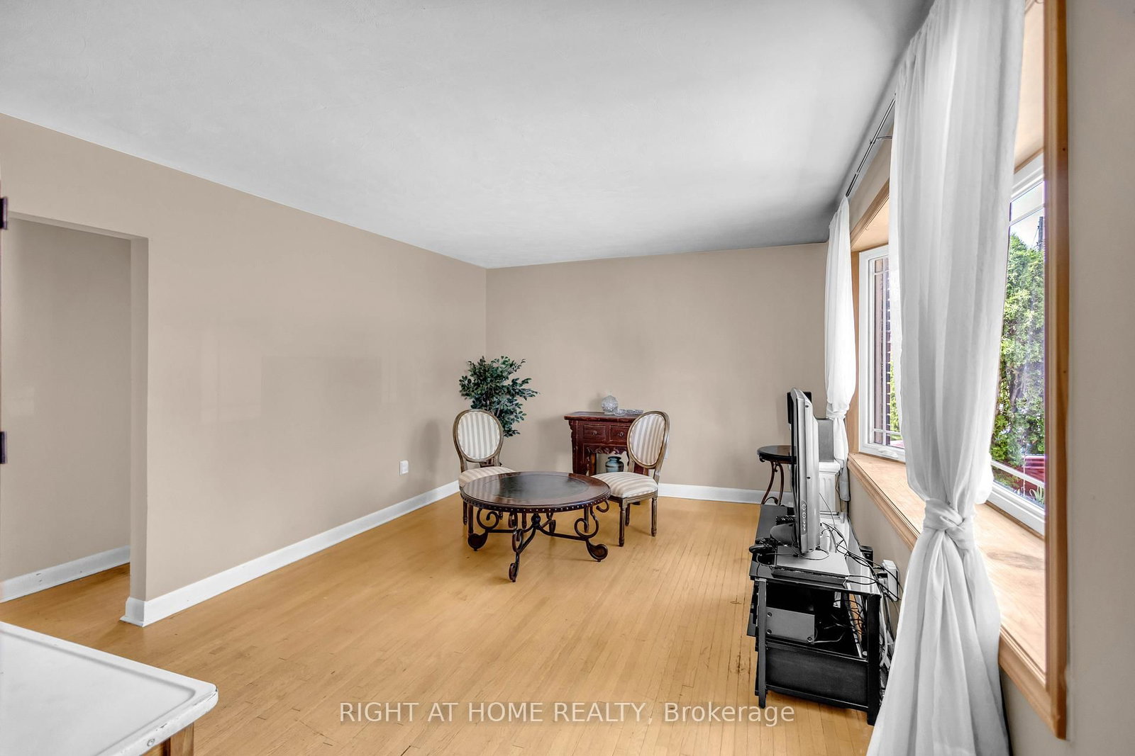 1404 Bunnell Drive • Burlington, ON photo 7