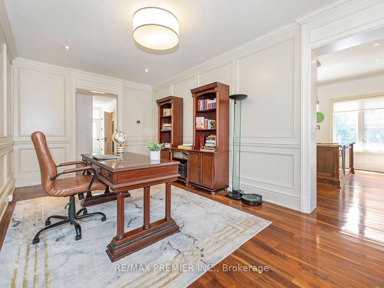 35 Yorkdale Crescent • Toronto, ON photo 10