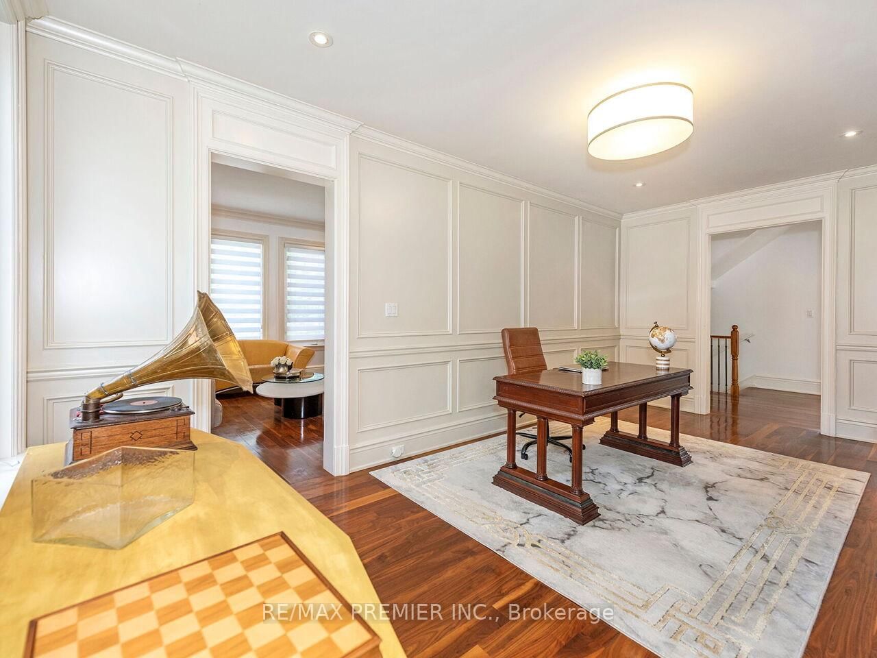 35 Yorkdale Crescent • Toronto, ON photo 11