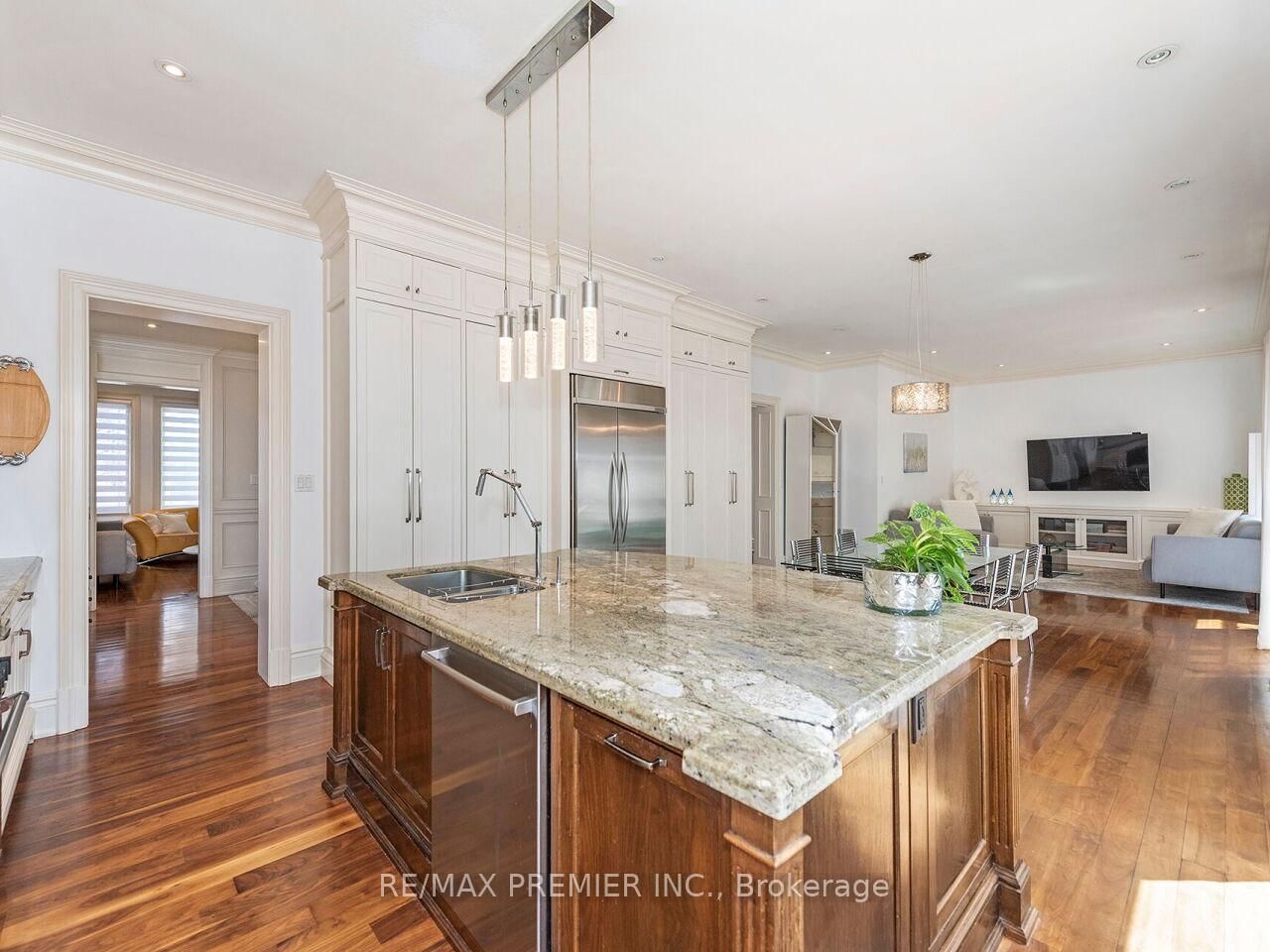 35 Yorkdale Crescent • Toronto, ON photo 13