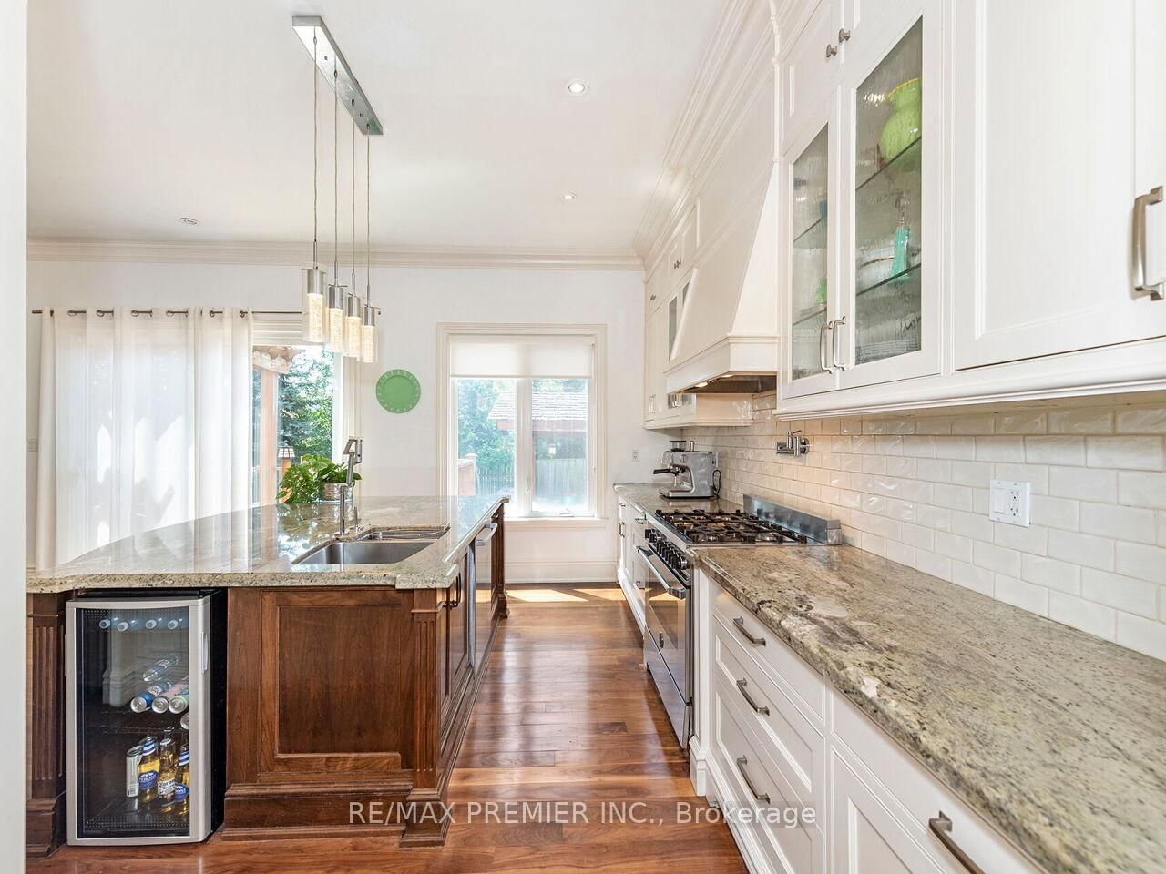 35 Yorkdale Crescent • Toronto, ON photo 14