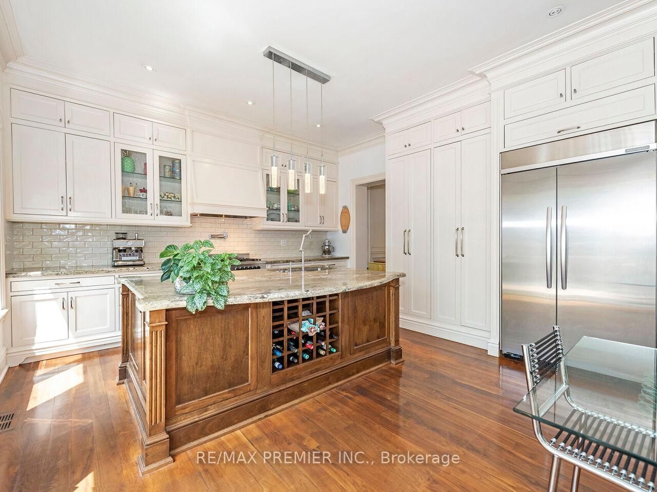 35 Yorkdale Crescent • Toronto, ON photo 15