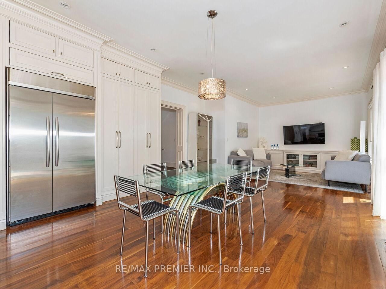 35 Yorkdale Crescent • Toronto, ON photo 17