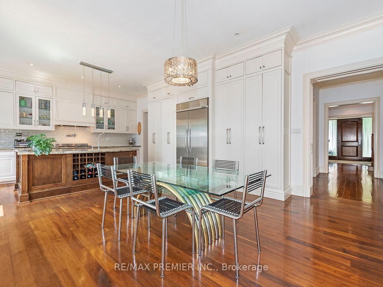35 Yorkdale Crescent • Toronto, ON photo 18