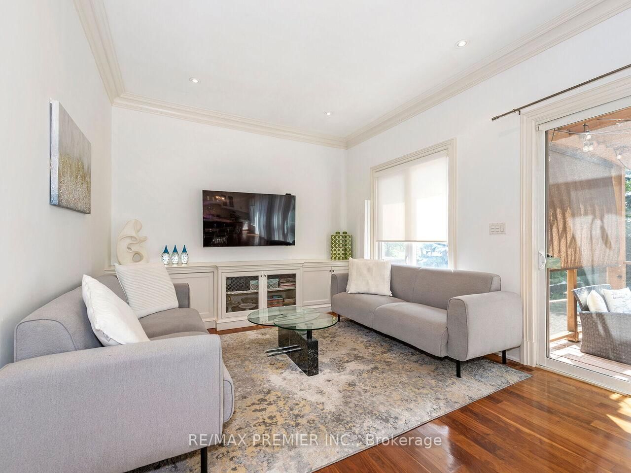 35 Yorkdale Crescent • Toronto, ON photo 19