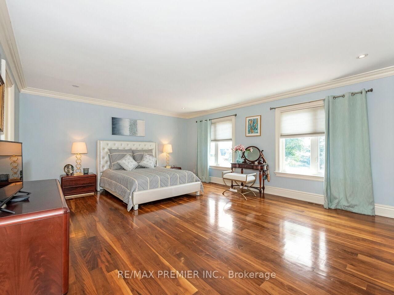 35 Yorkdale Crescent • Toronto, ON photo 22