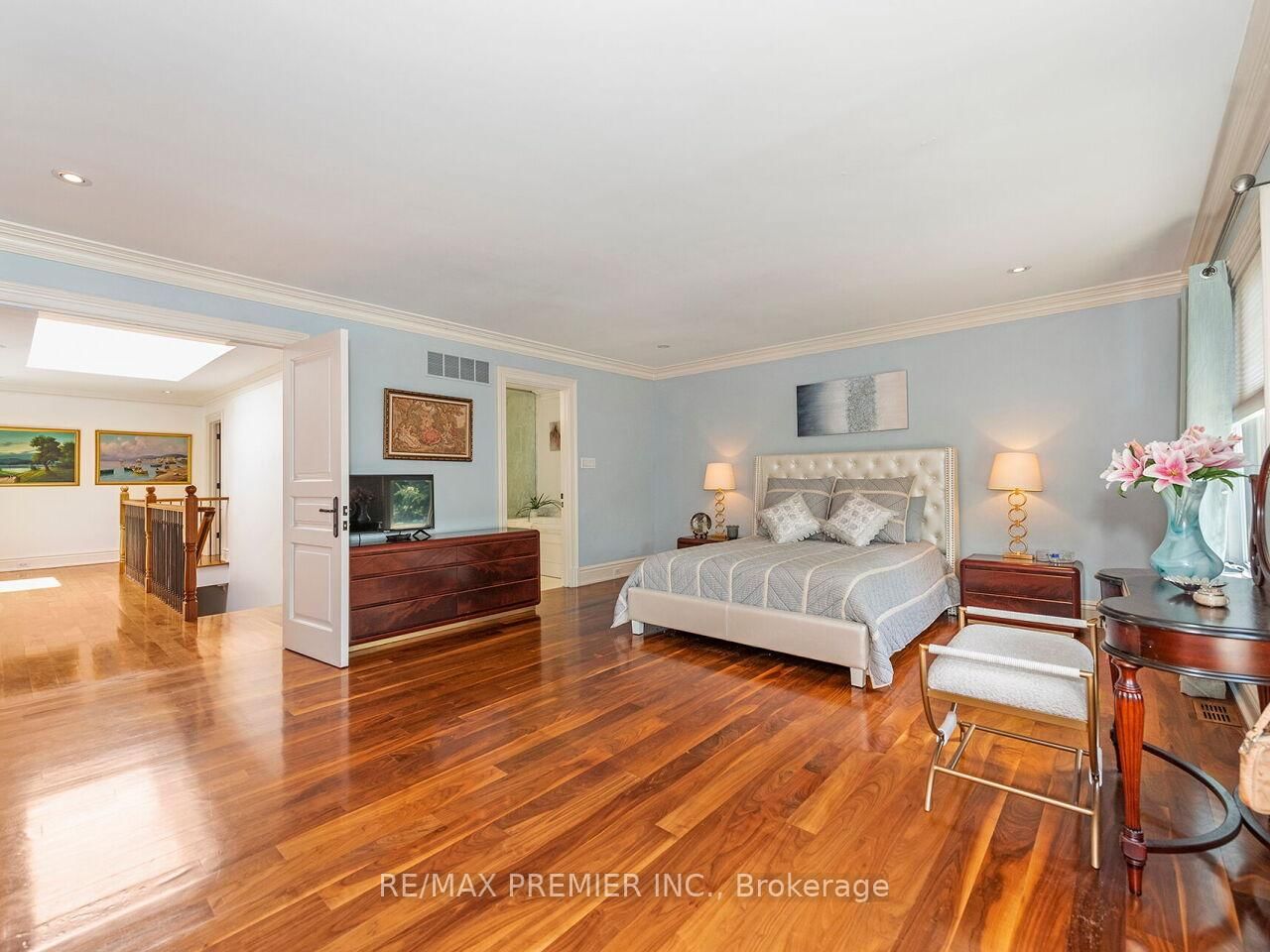 35 Yorkdale Crescent • Toronto, ON photo 23