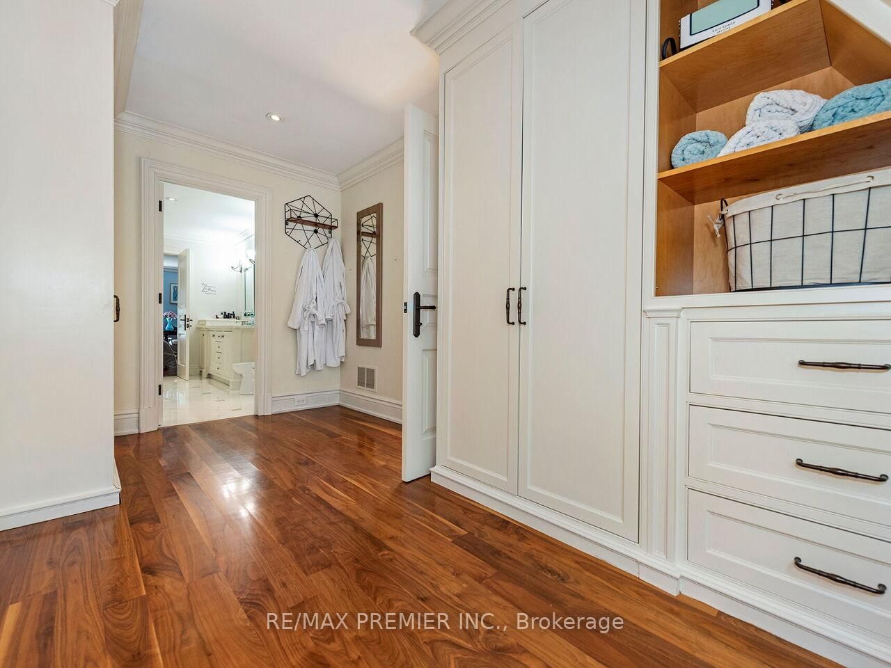 35 Yorkdale Crescent • Toronto, ON photo 25