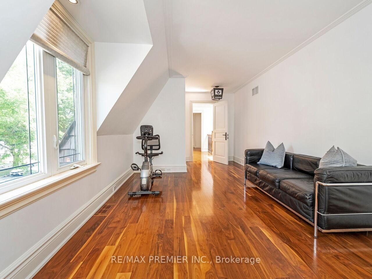 35 Yorkdale Crescent • Toronto, ON photo 26