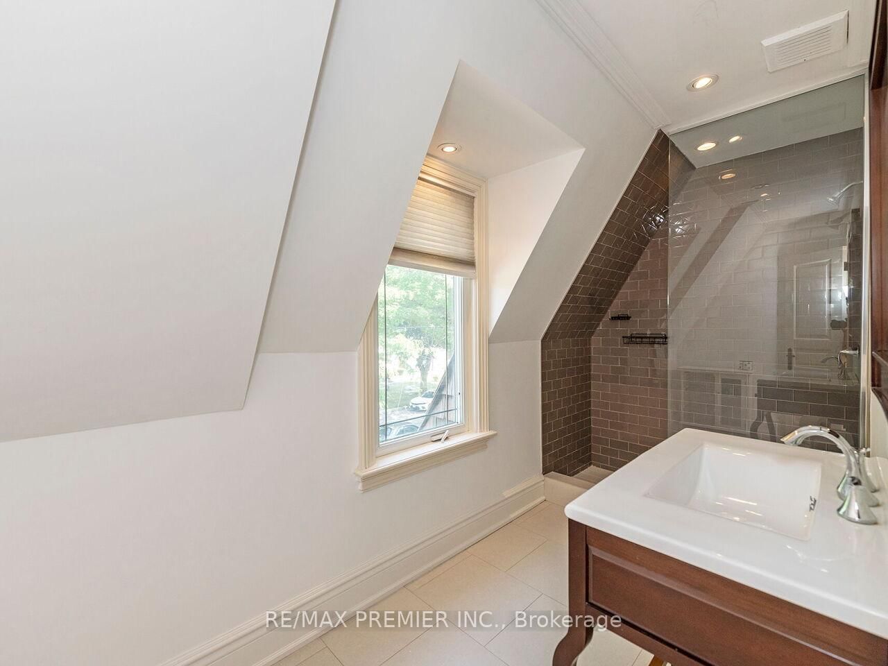 35 Yorkdale Crescent • Toronto, ON photo 27