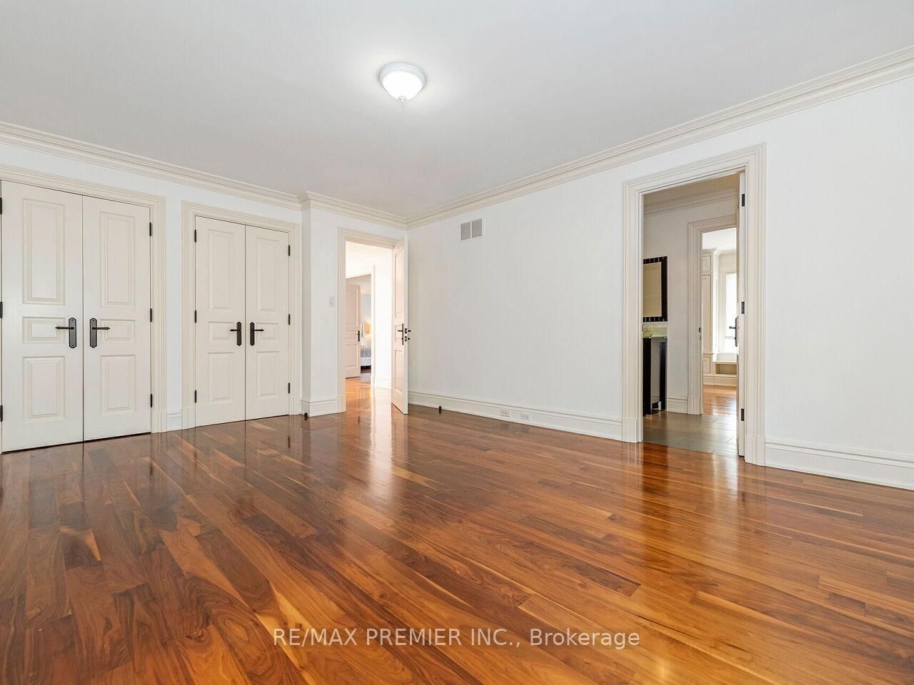 35 Yorkdale Crescent • Toronto, ON photo 28