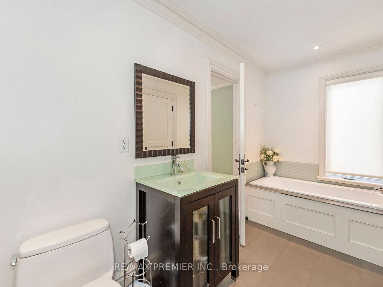 35 Yorkdale Crescent • Toronto, ON photo 29