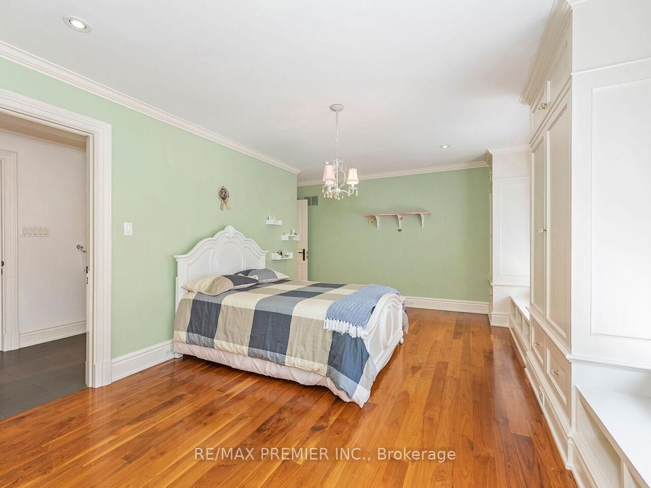 35 Yorkdale Crescent • Toronto, ON photo 30