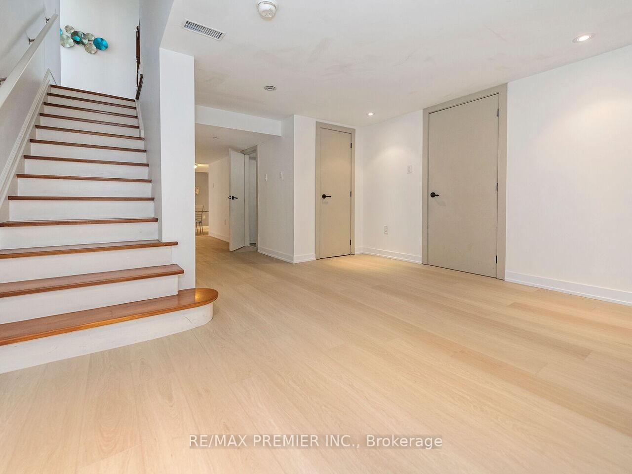 35 Yorkdale Crescent • Toronto, ON photo 33