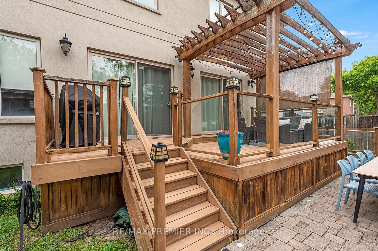 35 Yorkdale Crescent • Toronto, ON photo 40