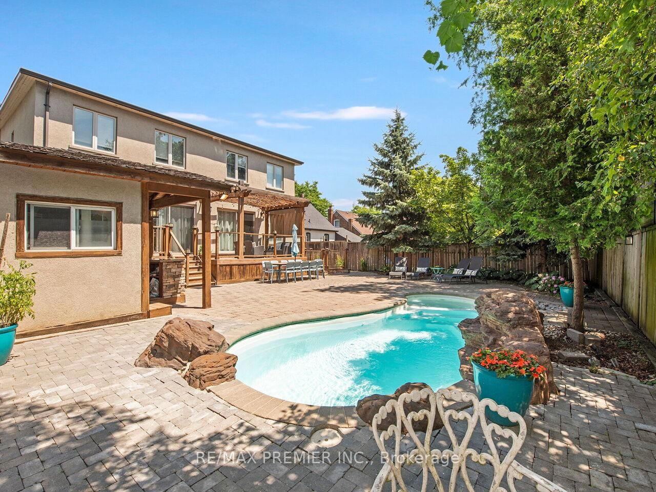 35 Yorkdale Crescent • Toronto, ON photo 44