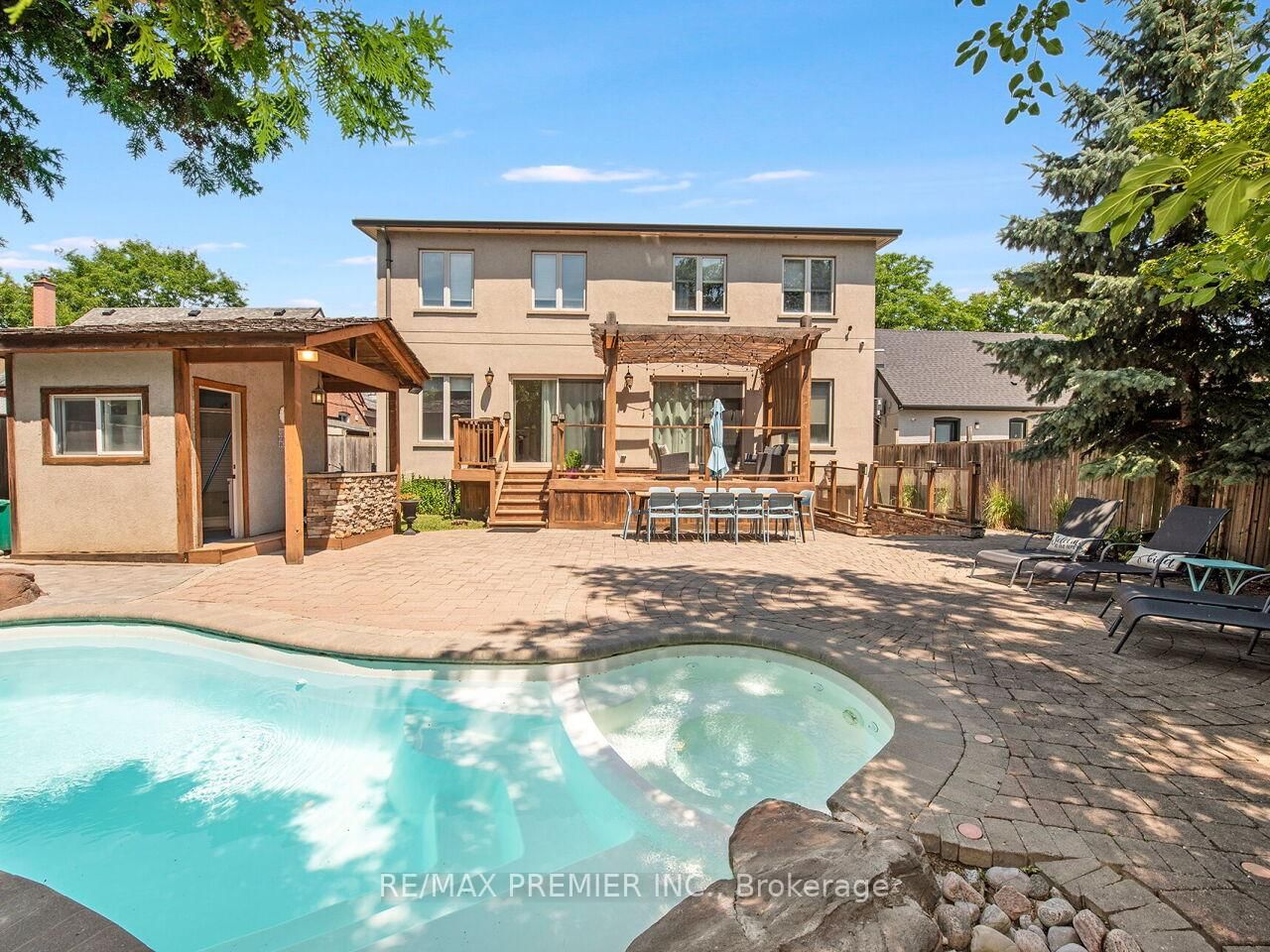 35 Yorkdale Crescent • Toronto, ON photo 45