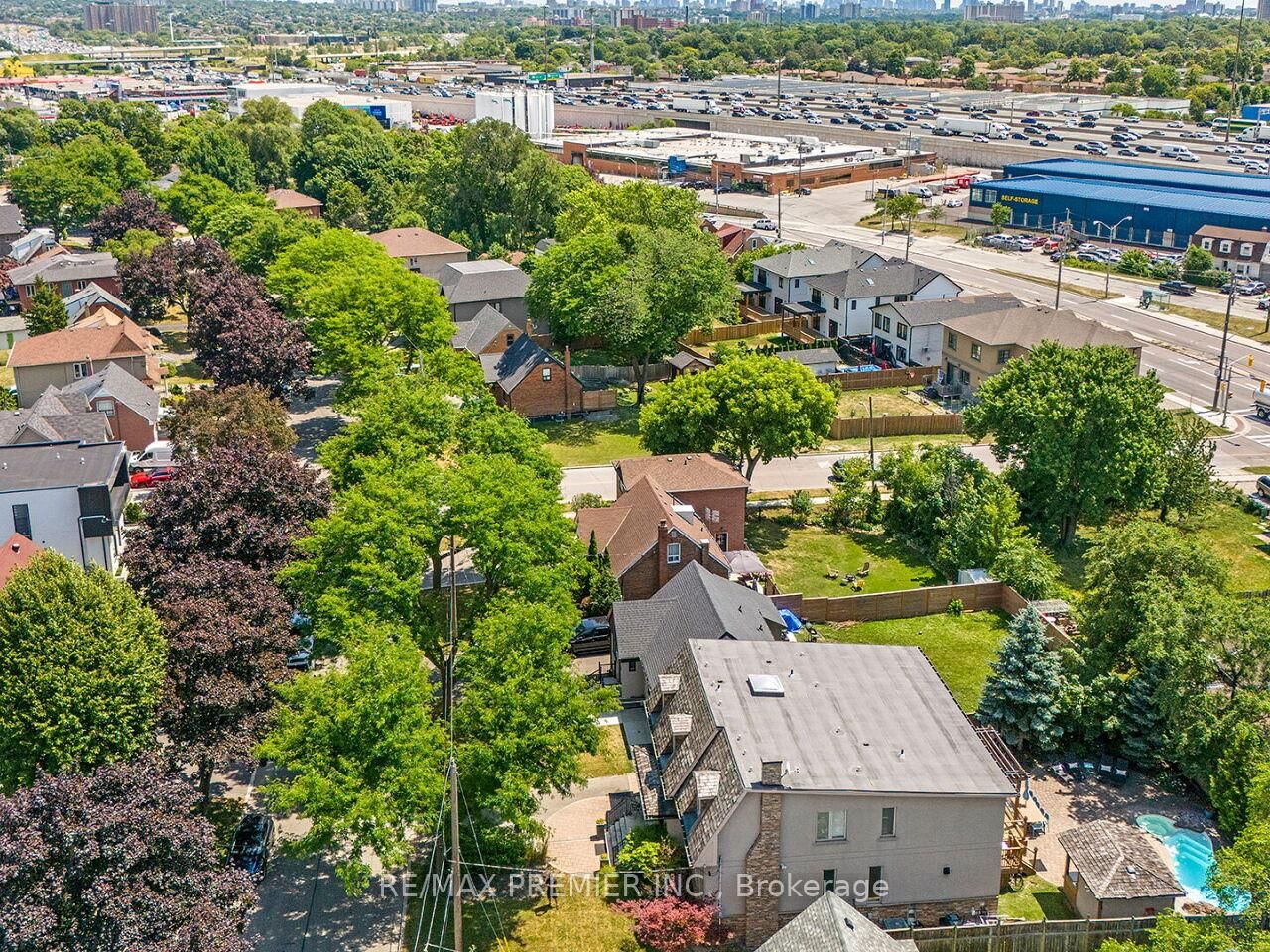 35 Yorkdale Crescent • Toronto, ON photo 48