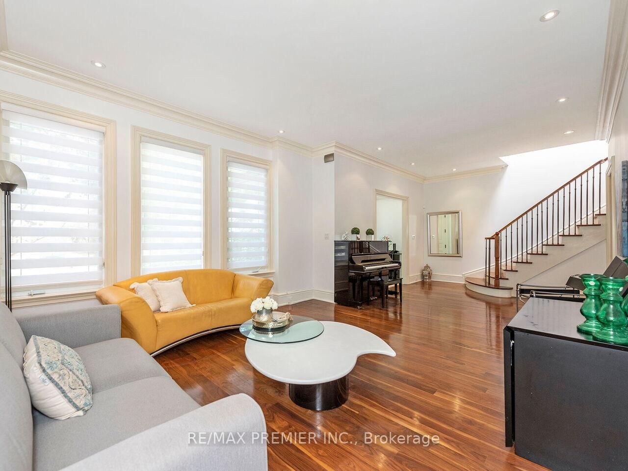 35 Yorkdale Crescent • Toronto, ON photo 6