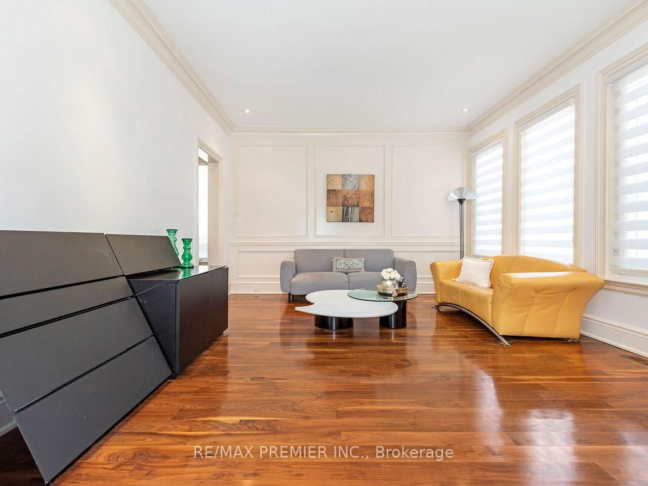 35 Yorkdale Crescent • Toronto, ON photo 7