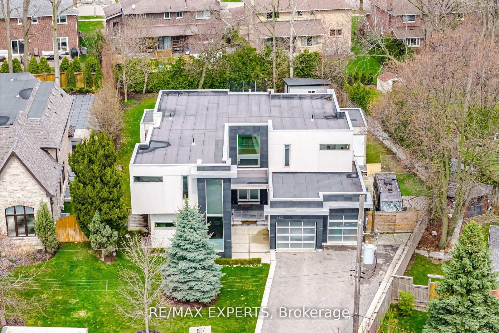 1527 Glenhill Crescent • Mississauga, ON photo 2