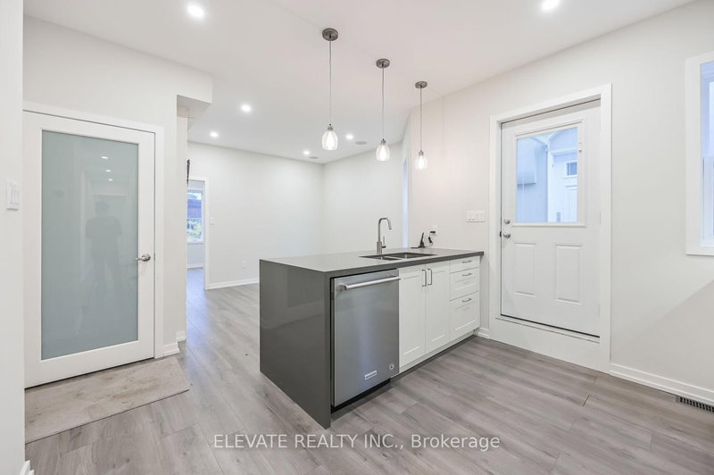home for lease on 1600A Bloor Street W