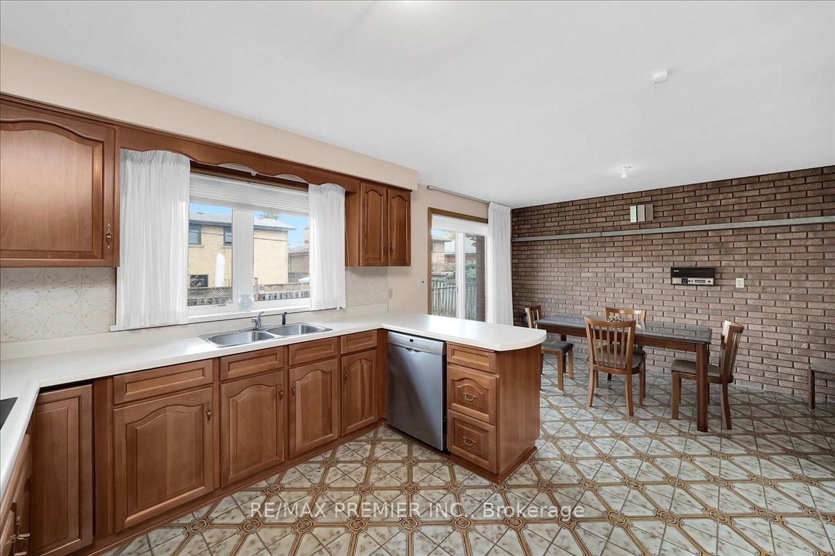 100 Hallsport Crescent • Toronto, ON photo 15