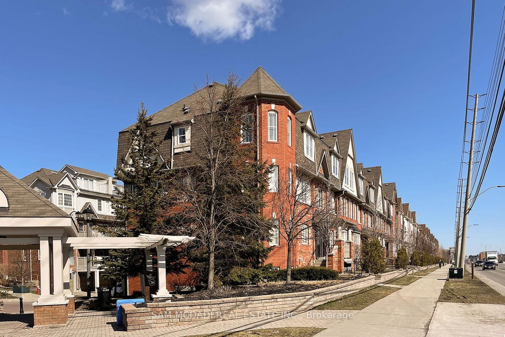 2 - 639 Dundas Street W 3