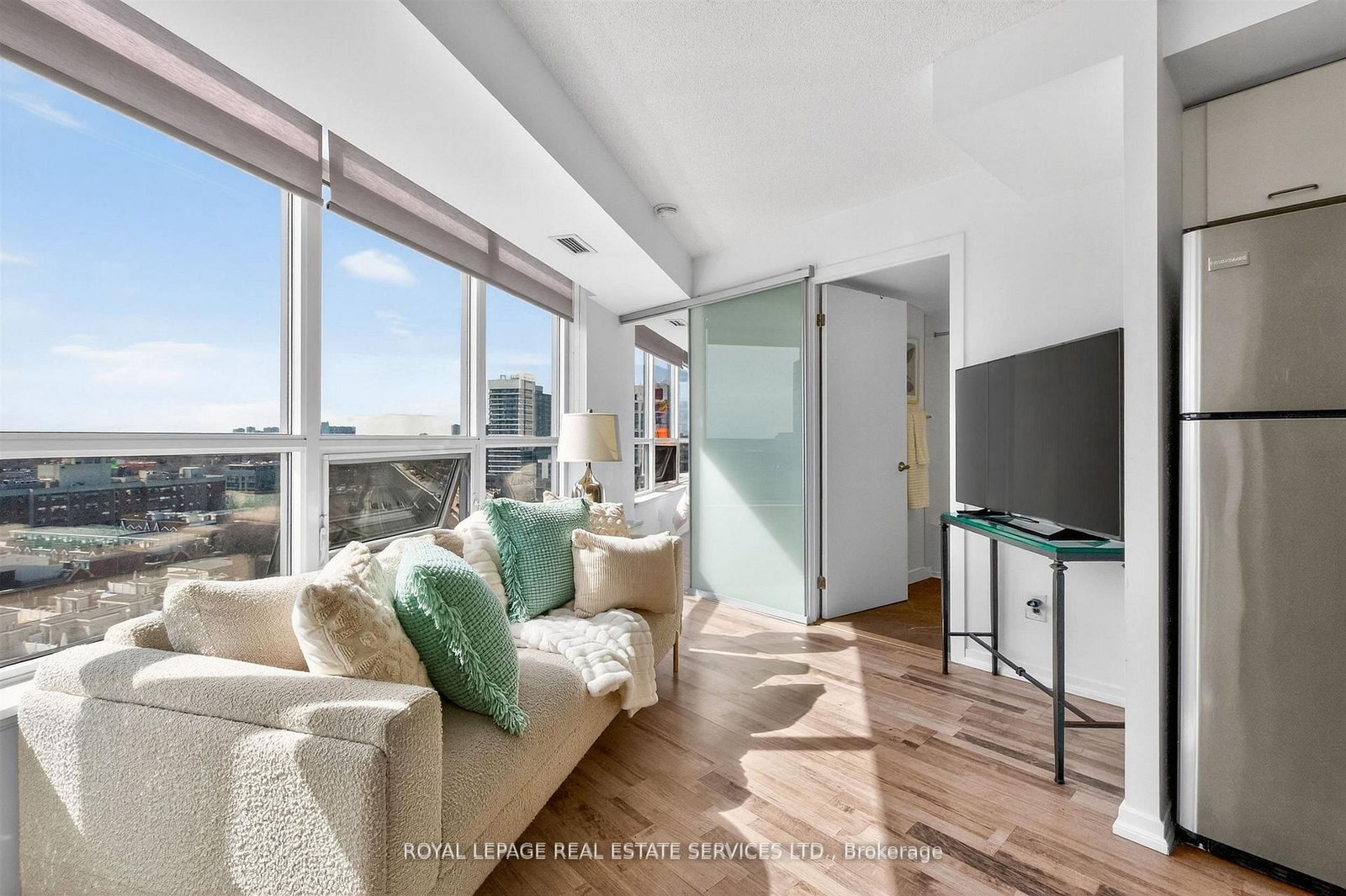 38 Joe Shuster Way • #1318 • Toronto, ON photo 9