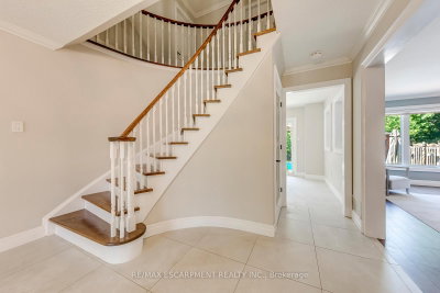 1633 Greenbriar Drive • Oakville, ON photo 5