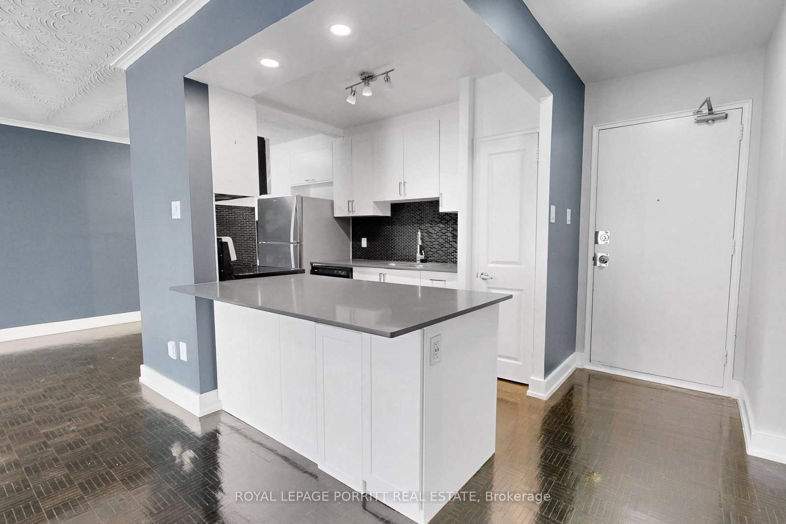 8-4 Superior Avenue, Toronto, ON, photo 3