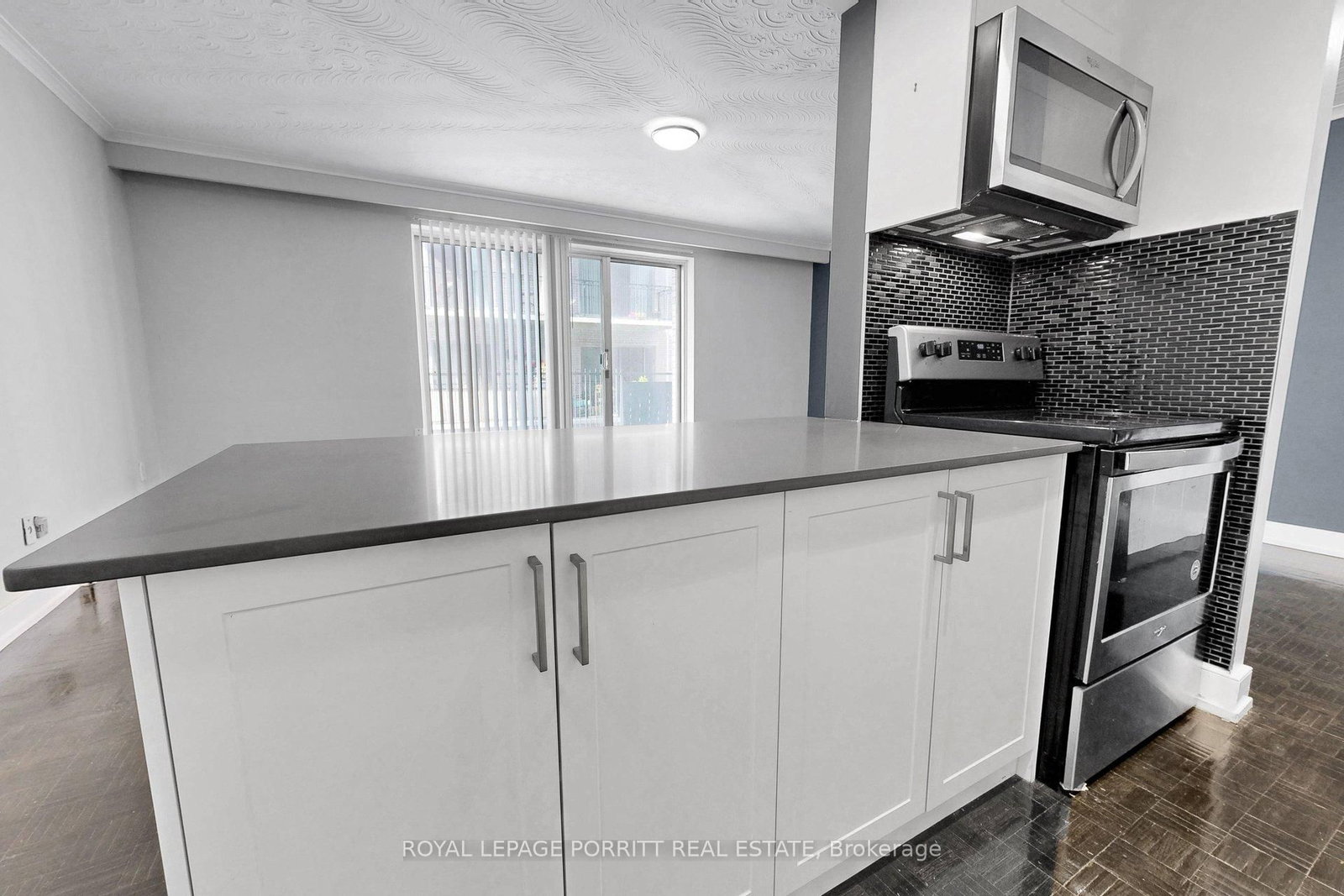 8-4 Superior Avenue, Toronto, ON, photo 5