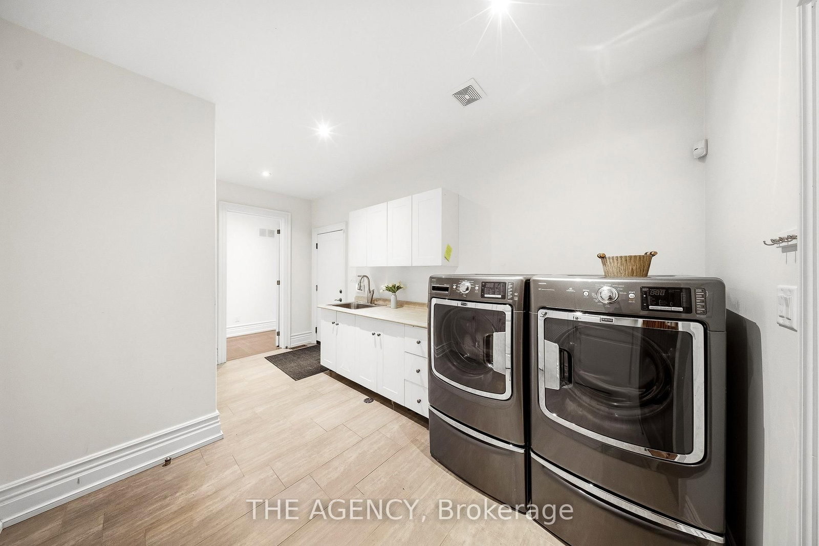 1098 Lakeshore Road W • Oakville, ON photo 38