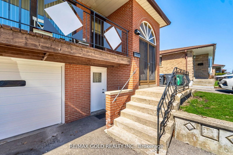 877 Consort Crescent