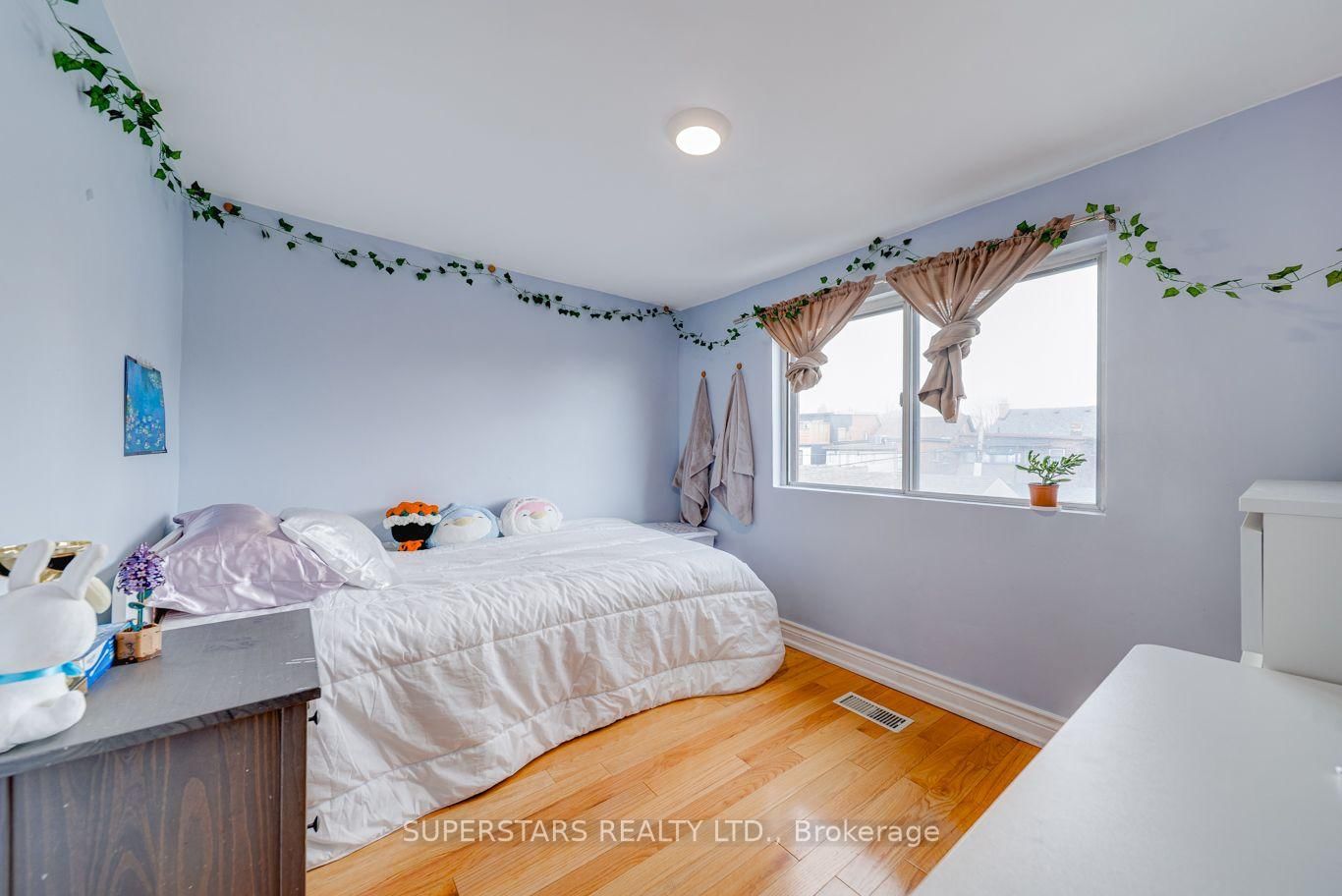 1587 DUFFERIN Street W • Toronto, ON photo 19