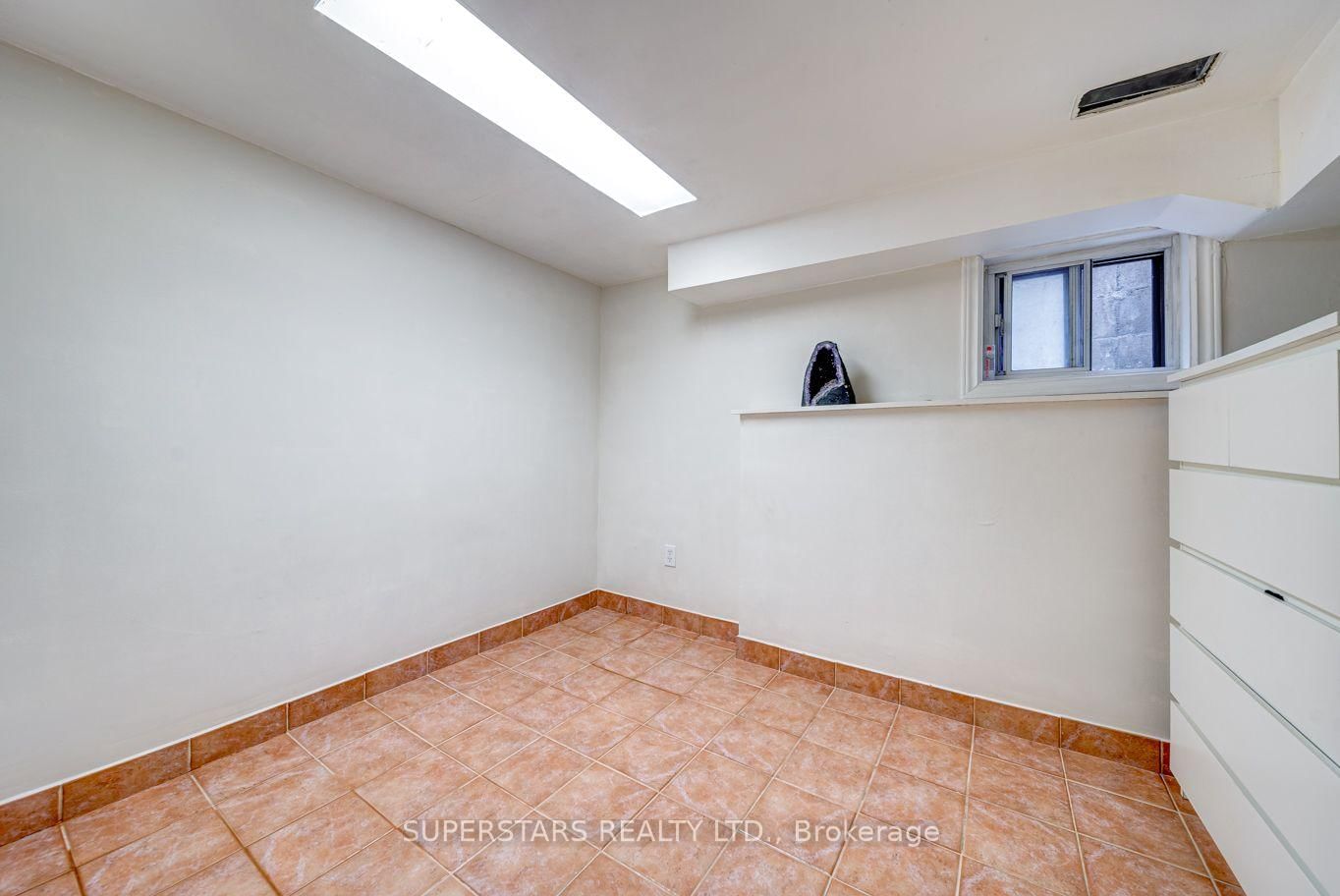 1587 DUFFERIN Street W • Toronto, ON photo 21